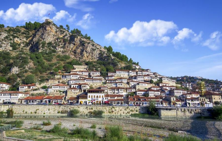 Quartier historique de Mangalem à Berat, Albanie, surnommé la "ville aux mille fenêtres", avec ses maisons en terrasse sur une colline.