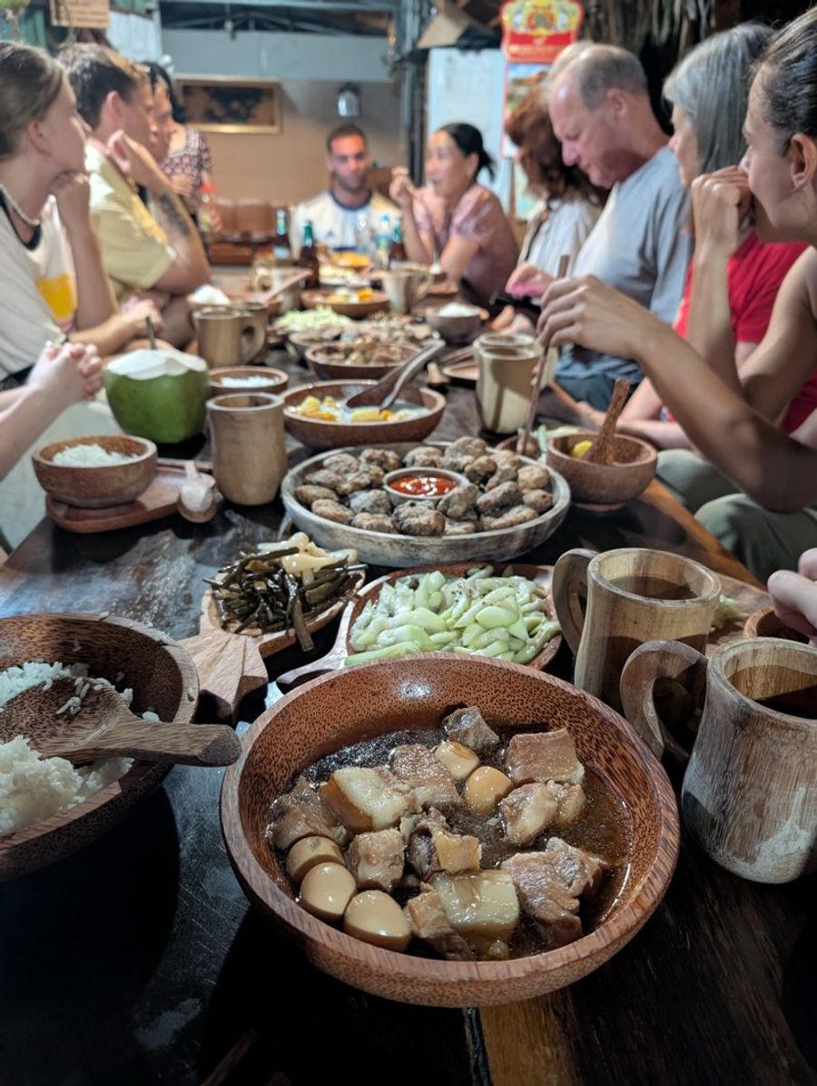 Dîner convivial entre voyageurs à Ecoco Homestay Mekong à Ben Tre