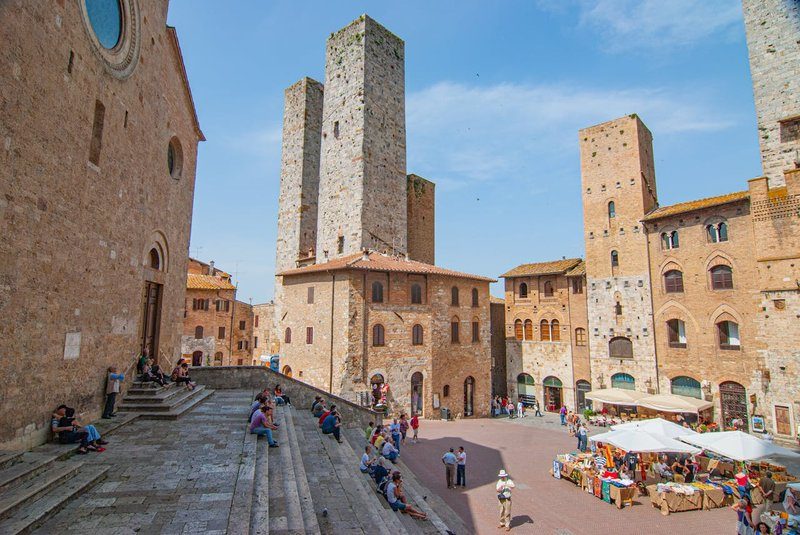 La Piazza del Duomo avec ses célèbres tours médiévales et bâtiments historiques à San Gimignano.
