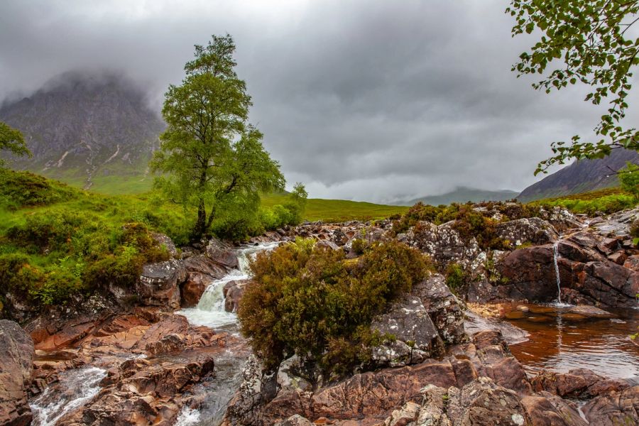 Paysage brumeux de Glen Coe dans les Highlands écossais
