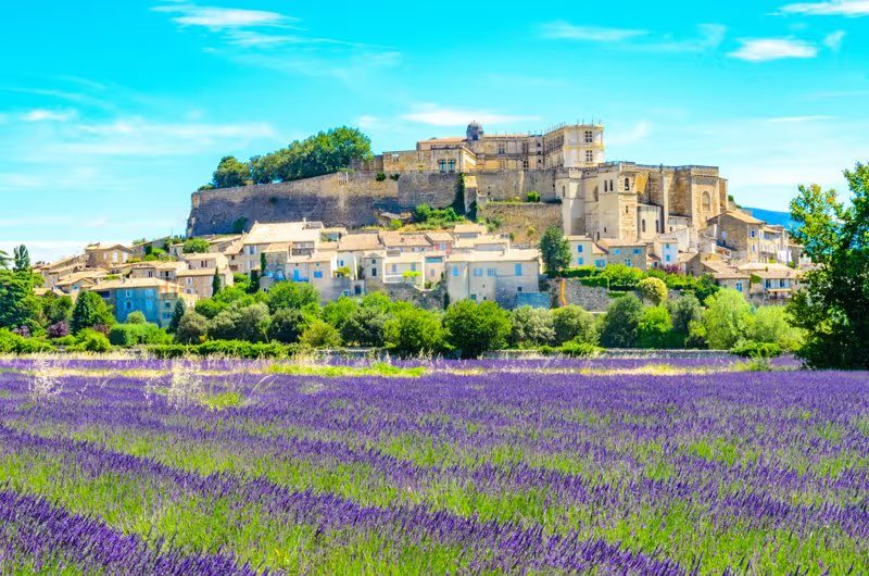 Village perché de Gordes dans le Luberon, Provence