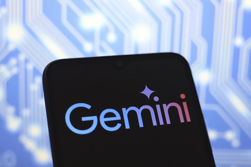 Logo de l’application Gemini affiché sur un smartphone, outil d’intelligence artificielle pour la navigation et le voyage.