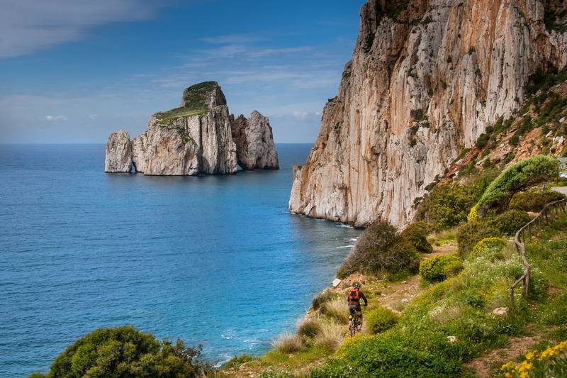 Une falaise rocheuse surplombant la mer.