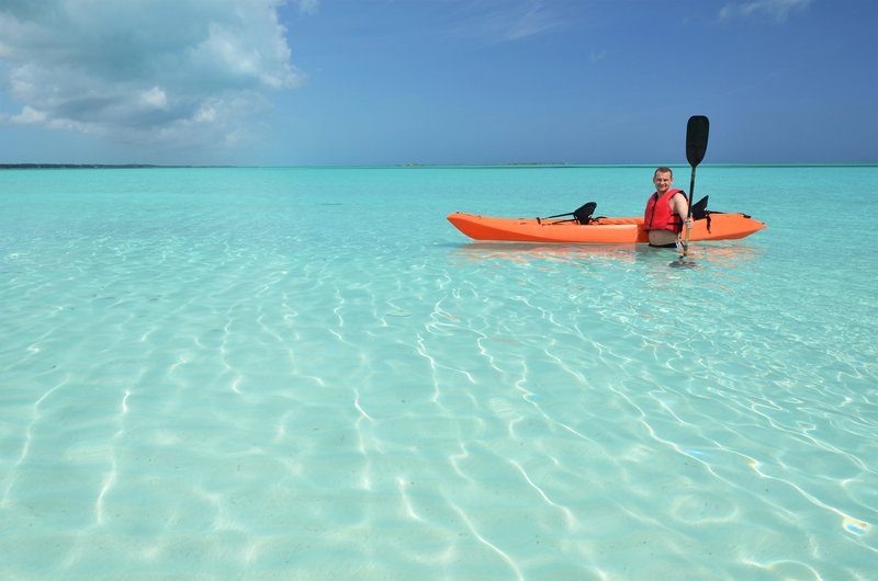 Voyageur en kayak orange sur une mer turquoise peu profonde aux îles Perhentian.