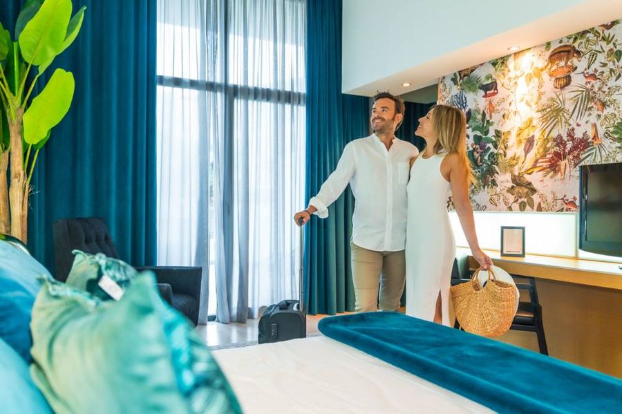 Couple profitant d'un séjour dans une chambre d'hôtel spa