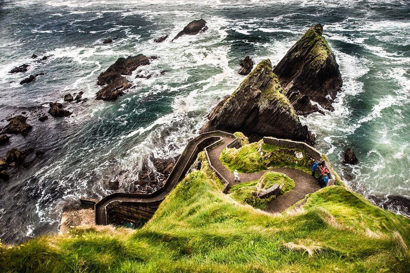 Vue aérienne dramatique de la côte rocheuse de la péninsule de Dingle.