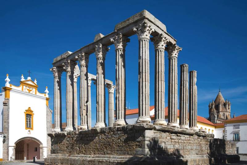 Temple romain d'Évora, Portugal, avec un ciel bleu dégagé en arrière-plan.