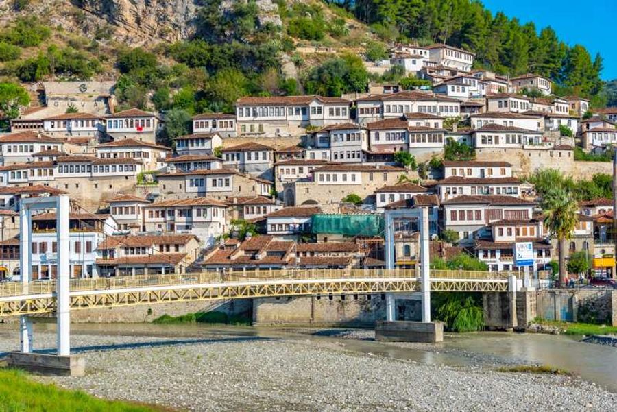 Vue du pont de Gorica à Berat, Albanie, avec des maisons traditionnelles ottomanes en arrière-plan.