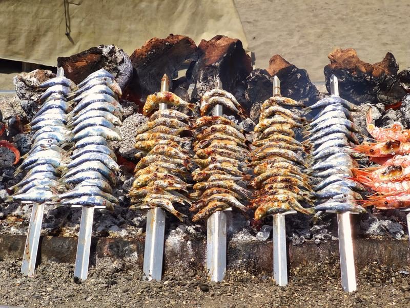 Espetos traditionnels de sardines grillées sur une plage à Malaga, Espagne.