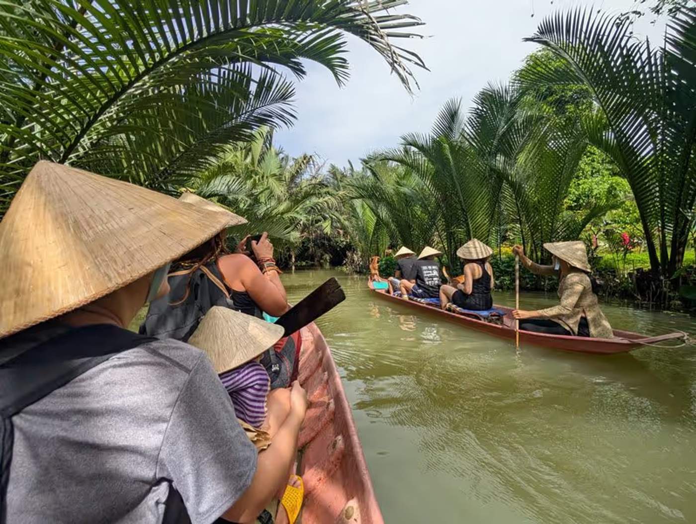 Promenade en barque au milieu des palmiers d'eau à Ben Tre