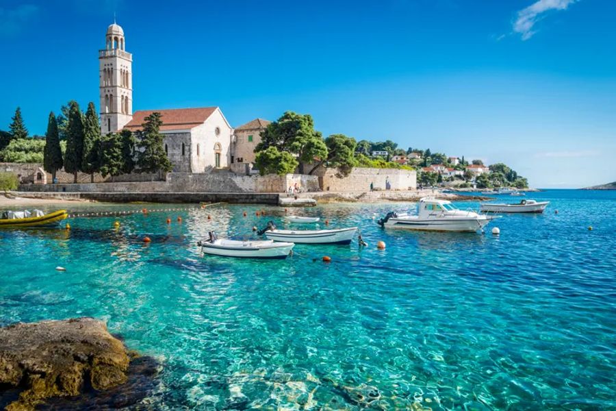 La plage Kirza et le monastère Franciscan à Hvar en Croatie