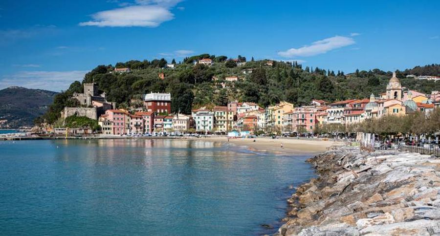 Bord de mer de San Terenzo avec ses plages et son ambiance méditerranéenne.