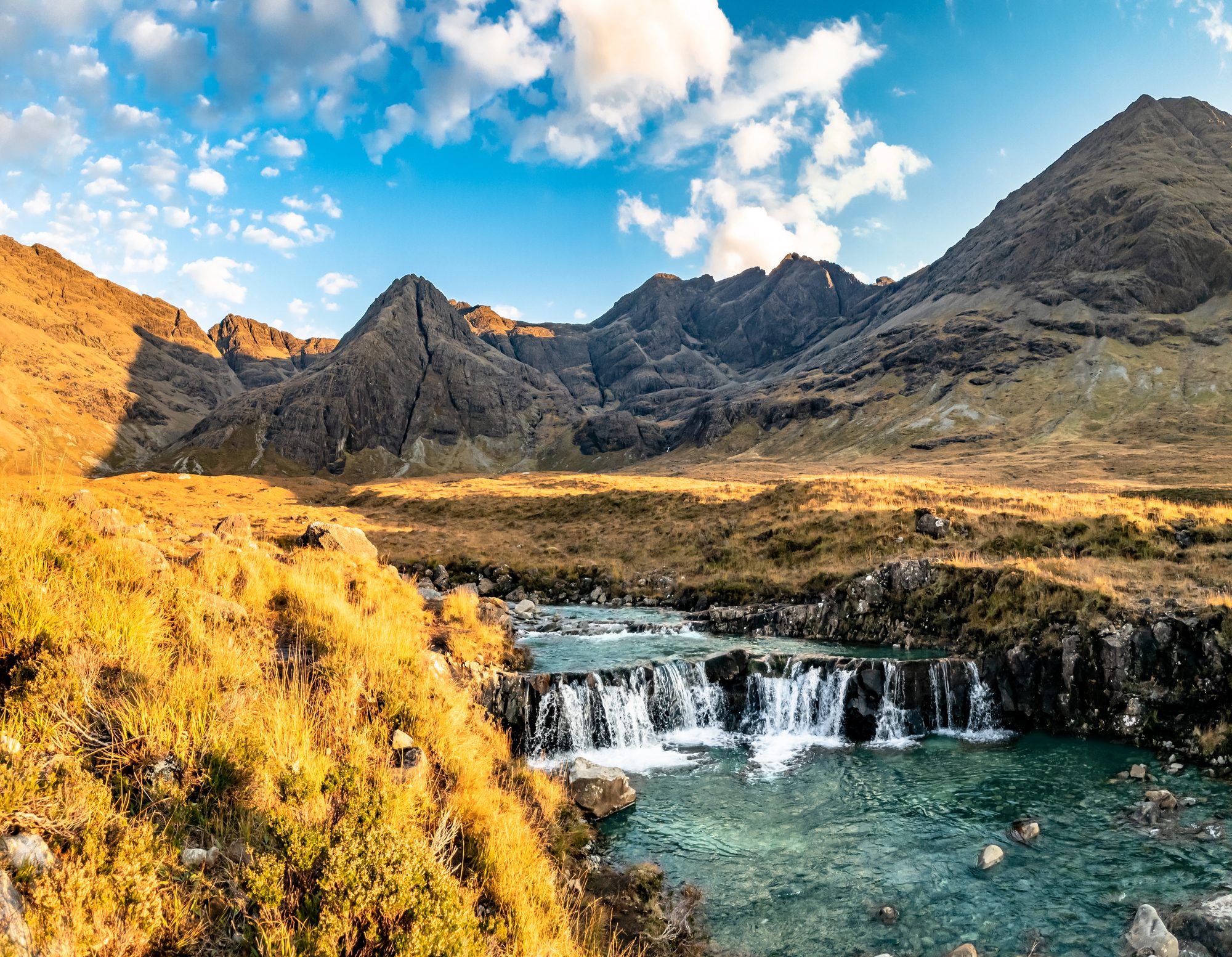 Cascades et bassin des Fairy Pools au pied des Cuillin, sur l’île de Skye