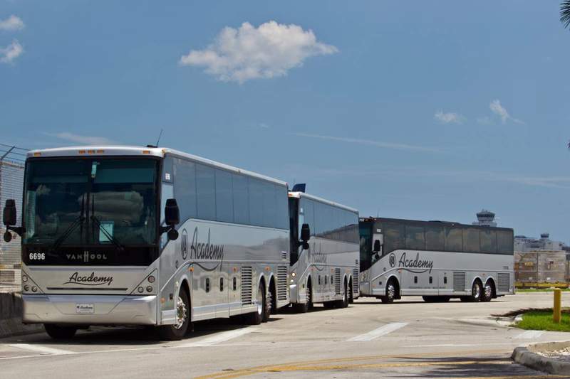 Trois autocars garés côte à côte pour un transport de groupe avec chauffeur