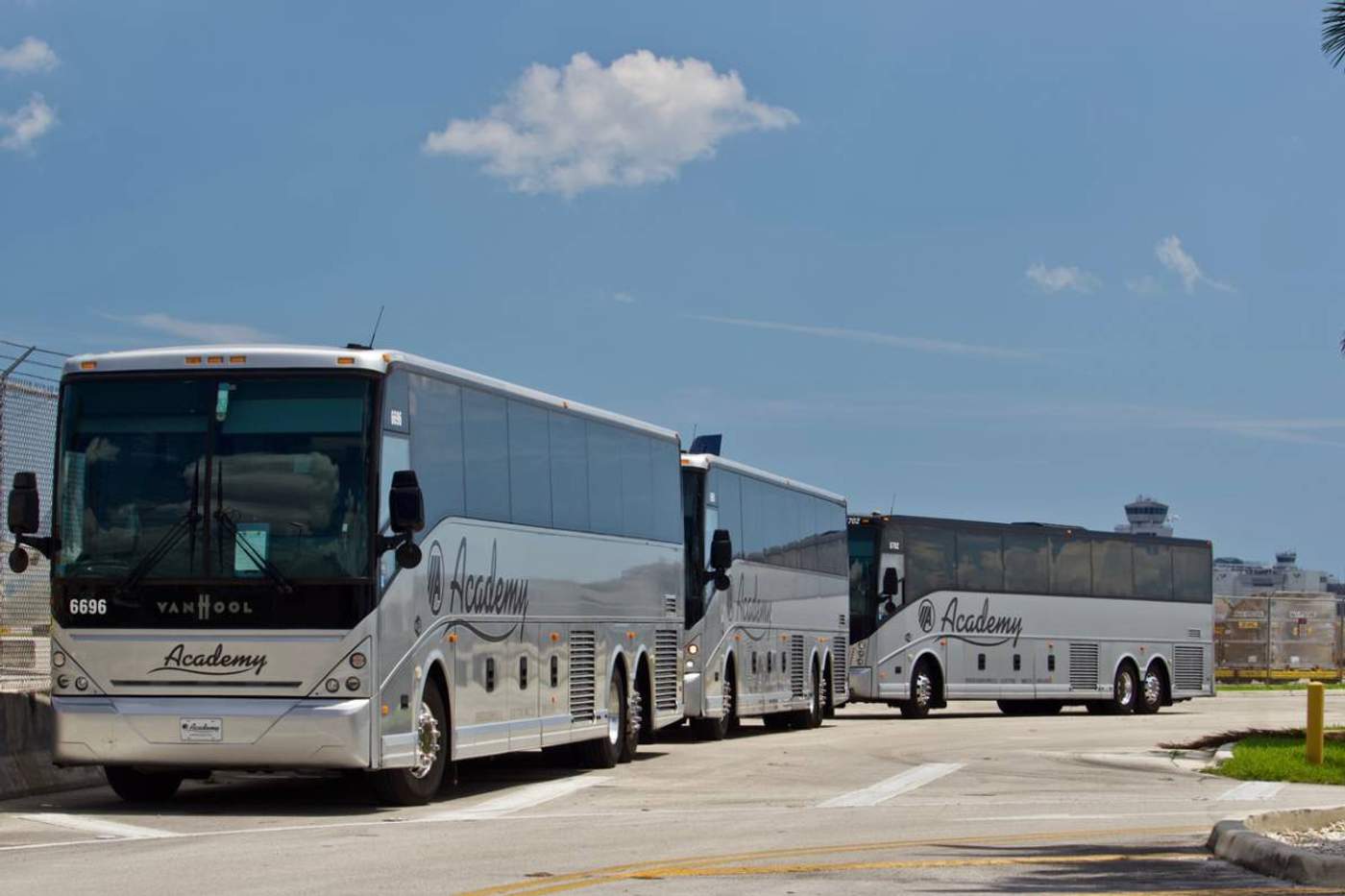 Trois autocars garés côte à côte pour un transport de groupe avec chauffeur