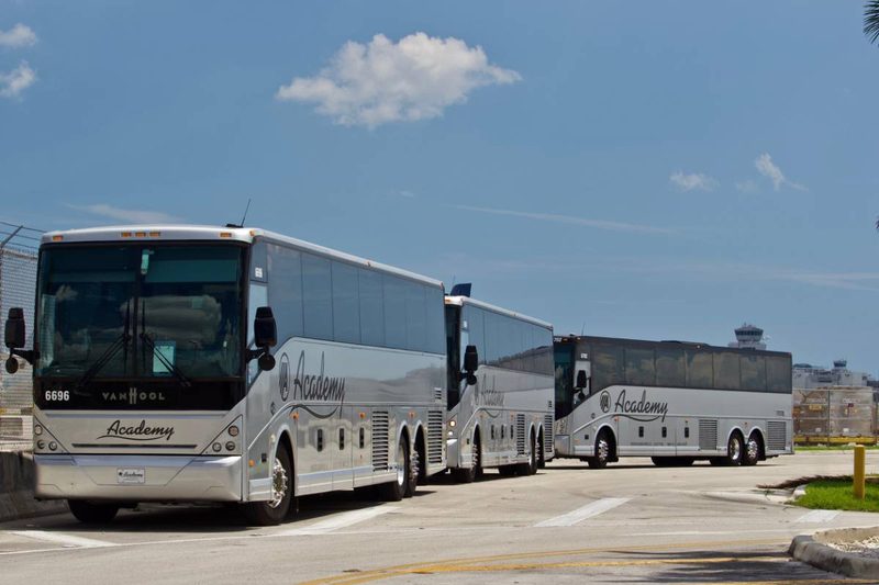 Trois autocars garés côte à côte pour un transport de groupe avec chauffeur