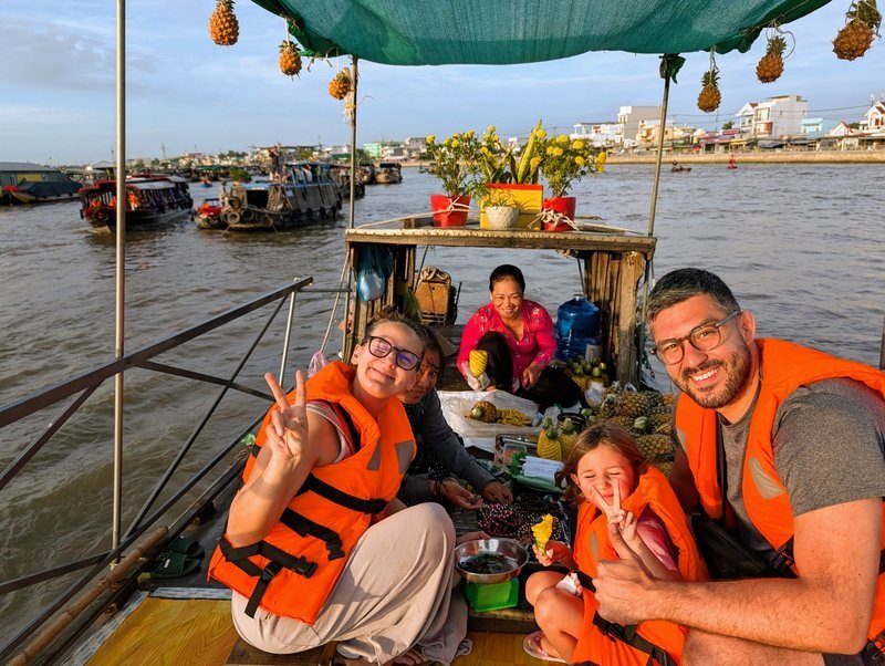 Nous trois sur une barque achetant des fruits auprès d