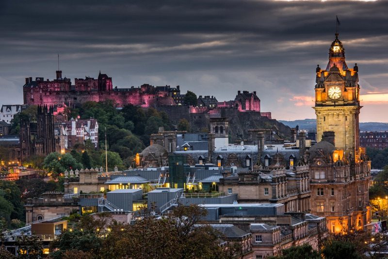 Vue panoramique d’Édimbourg au crépuscule avec le château et la vieille ville