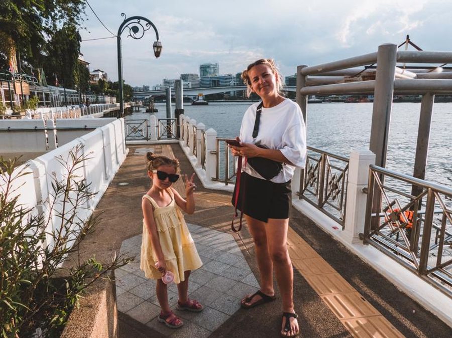 Maud et Anna posant sur un quai au bord du fleuve Chao Praya.