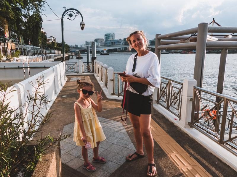 Maud et Anna posant sur un quai au bord du fleuve Chao Praya.