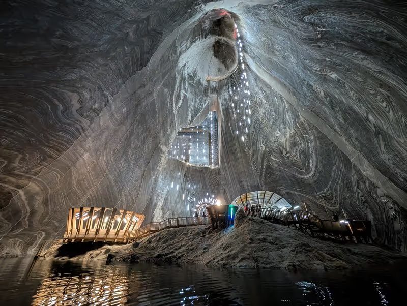 Intérieur impressionnant de la mine de sel de Turda avec lac et éclairages