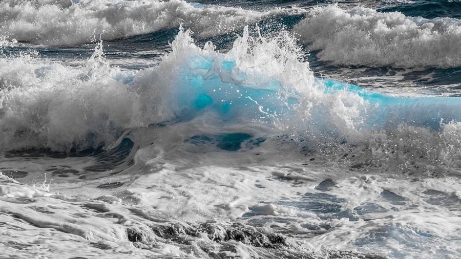 Vagues éclatant sur les plages de sable de la côte ionienne.