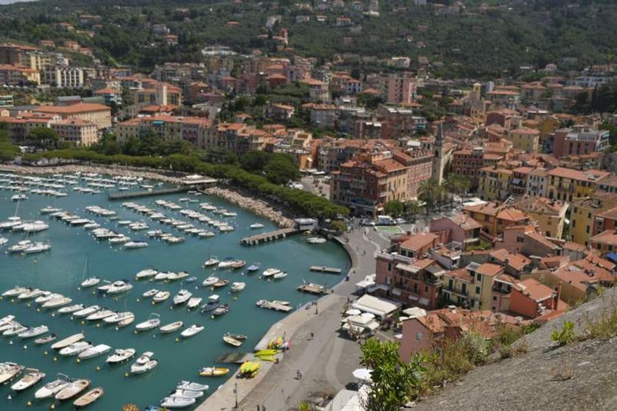 Vue imprenable sur le Golfe des Poètes et ses eaux bleues scintillantes.