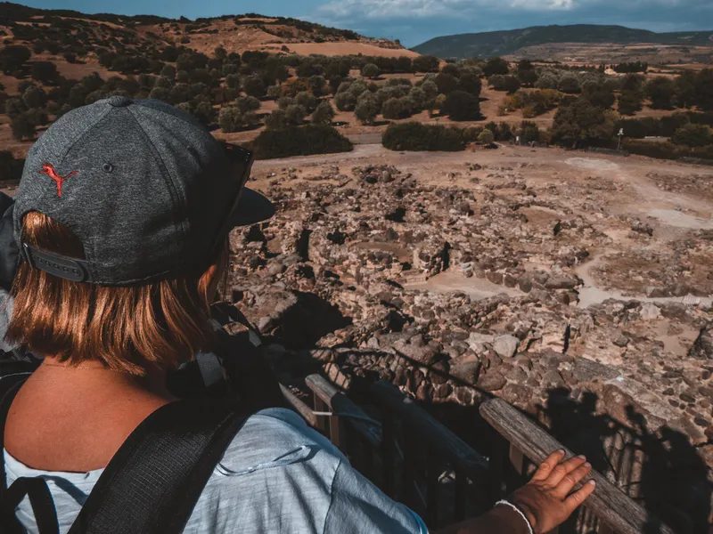Maud qui regarde le site archéologique de SU Nuraxi de Barumini en Sardaigne