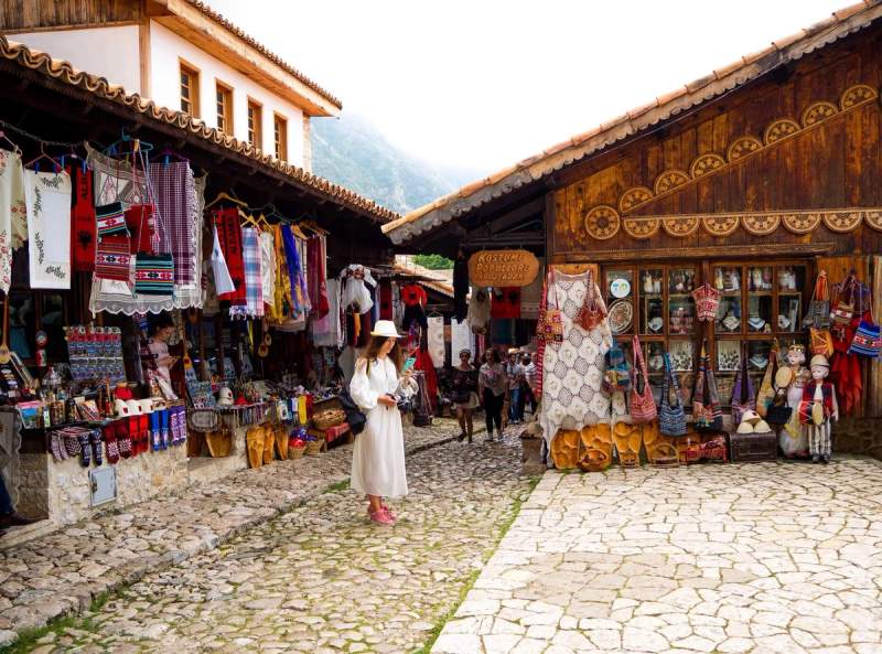 Scène du bazar traditionnel de Kruja avec des stands de vêtements et d’artisanat locaux, en Albanie.