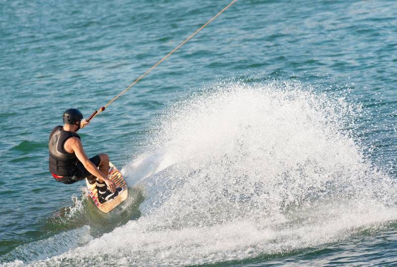 Personne faisant du wakeboard sur l