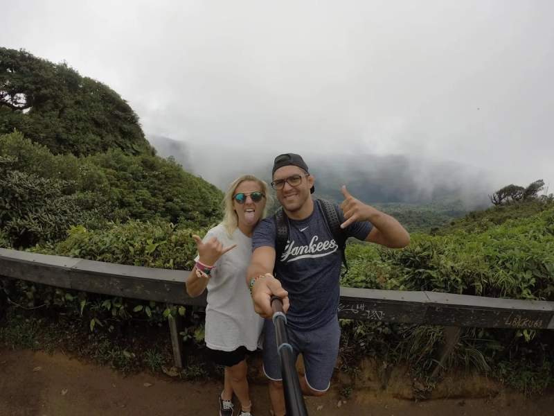 Nous posant devant un paysage de forêt brumeuse à Monteverde, Costa Rica, lors d'une randonnée.