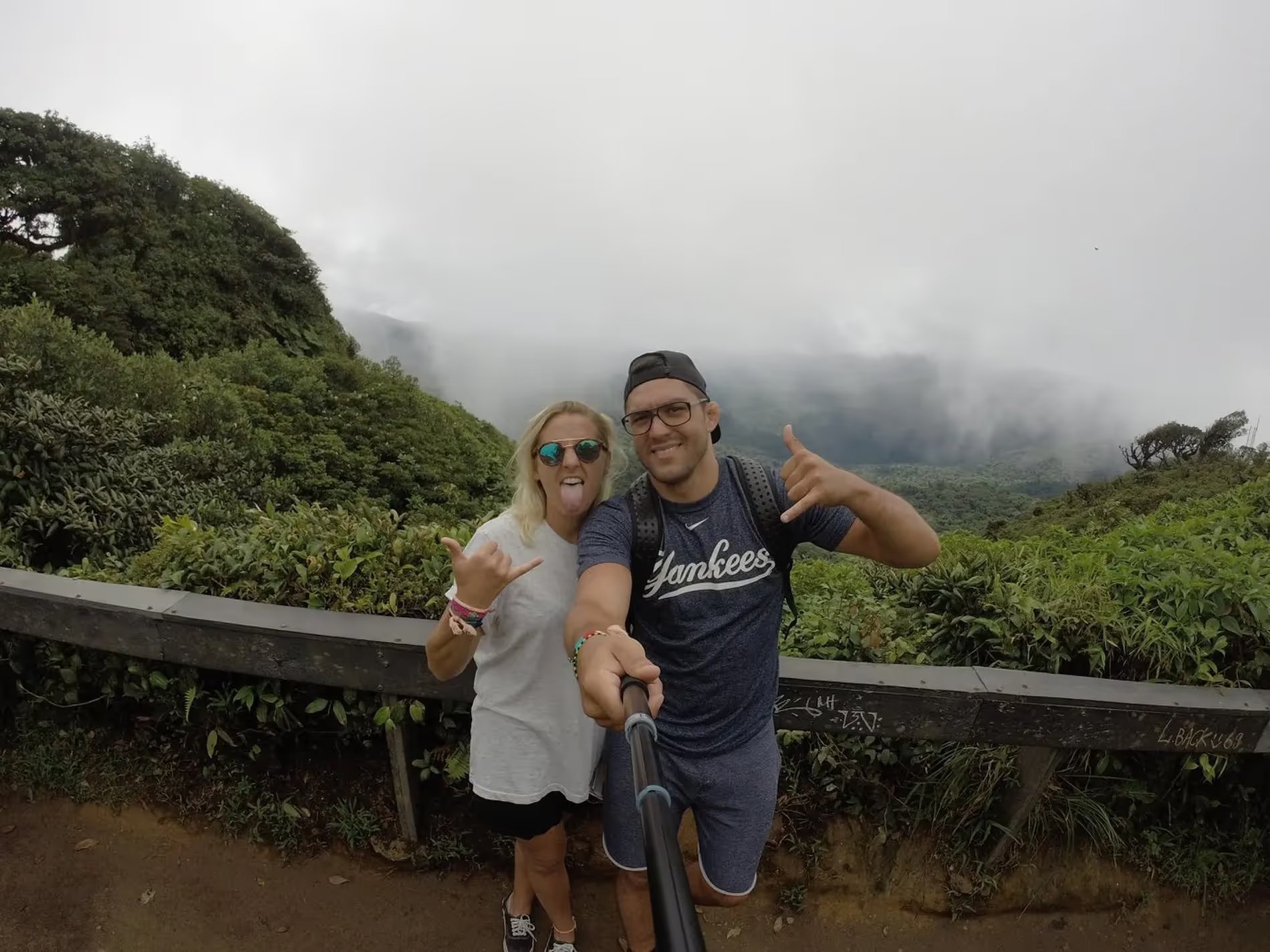 Nous posant devant un paysage de forêt brumeuse à Monteverde, Costa Rica, lors d'une randonnée.
