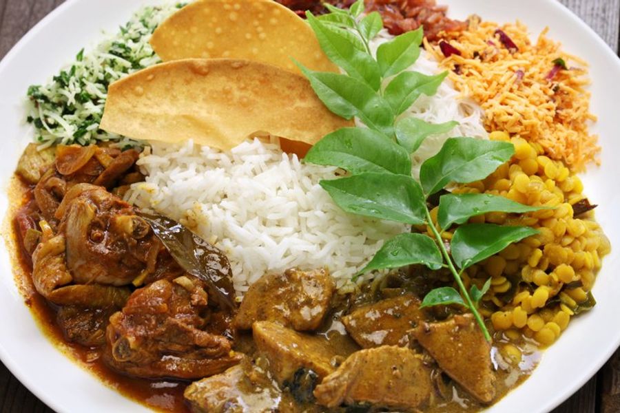 Assiette typique de rice and curry sri lankais avec légumes et viandes