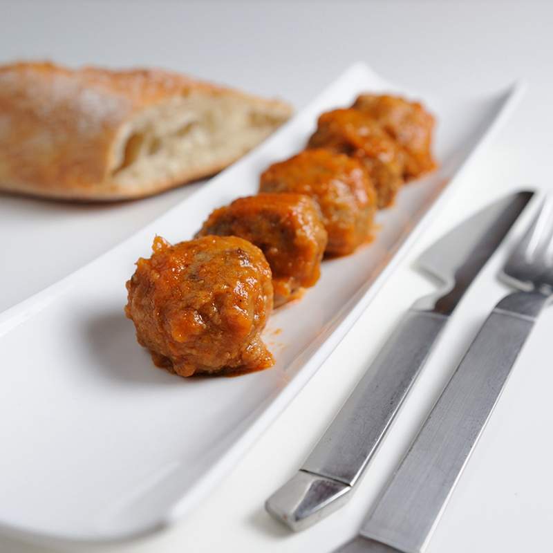 Albóndigas espagnoles nappées de sauce tomate et servies avec du pain, une spécialité de la gastronomie espagnole.