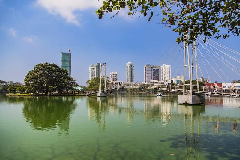 Beira Lake à Colombo avec un pont suspendu et des gratte-ciels en arrière-plan.