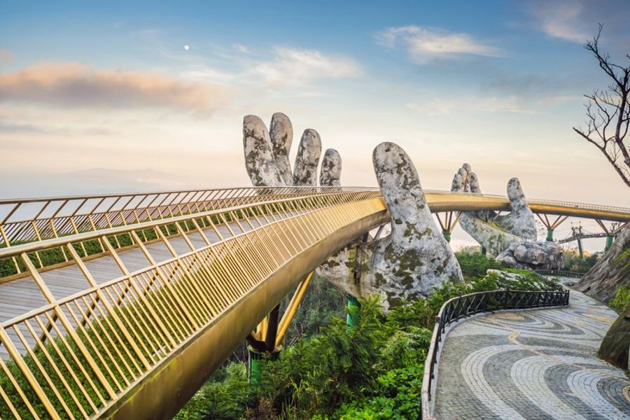 Le célèbre pont d’or soutenu par deux mains géantes à Ba Na Hills