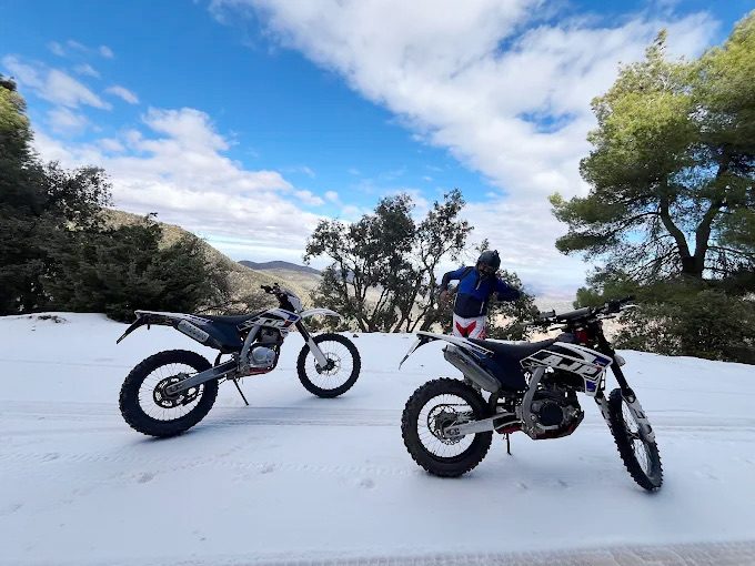 Deux motos enduro dans la neige sur les hauteurs de l’Atlas marocain