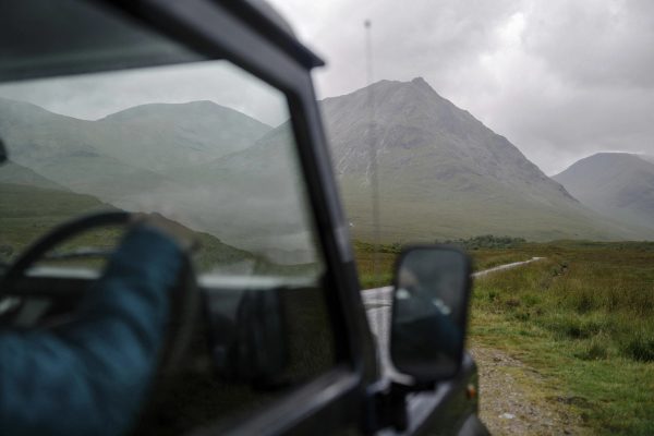 Vue depuis une voiture sur une route des Highlands en Écosse, sous un ciel couvert