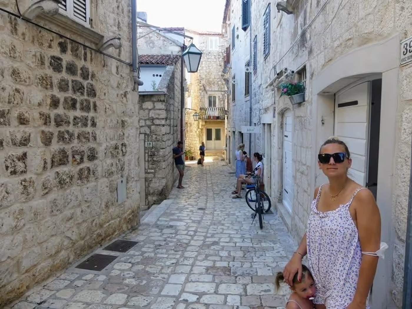Hvar · le port médiéval et ses terrasses de restaurants