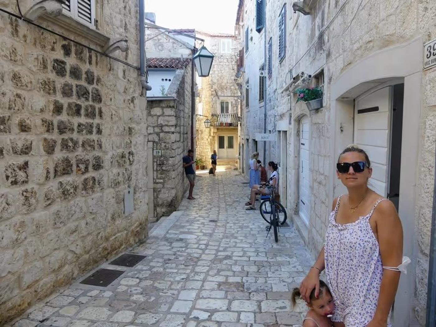 Hvar · le port médiéval et ses terrasses de restaurants