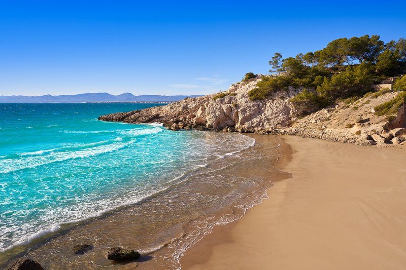 La plage Cala Font à Salou avec son sable doré et ses eaux turquoise.