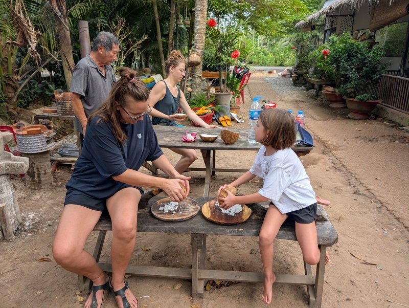 Anna et Maud en train de râper de la noix de coco pour fabriquer des bonbons lors d