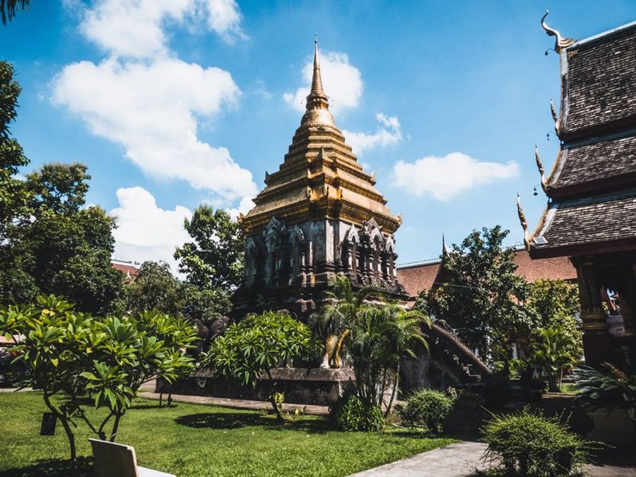 Temple historique de Wat Chiang Man avec une architecture traditionnelle thaïlandaise.