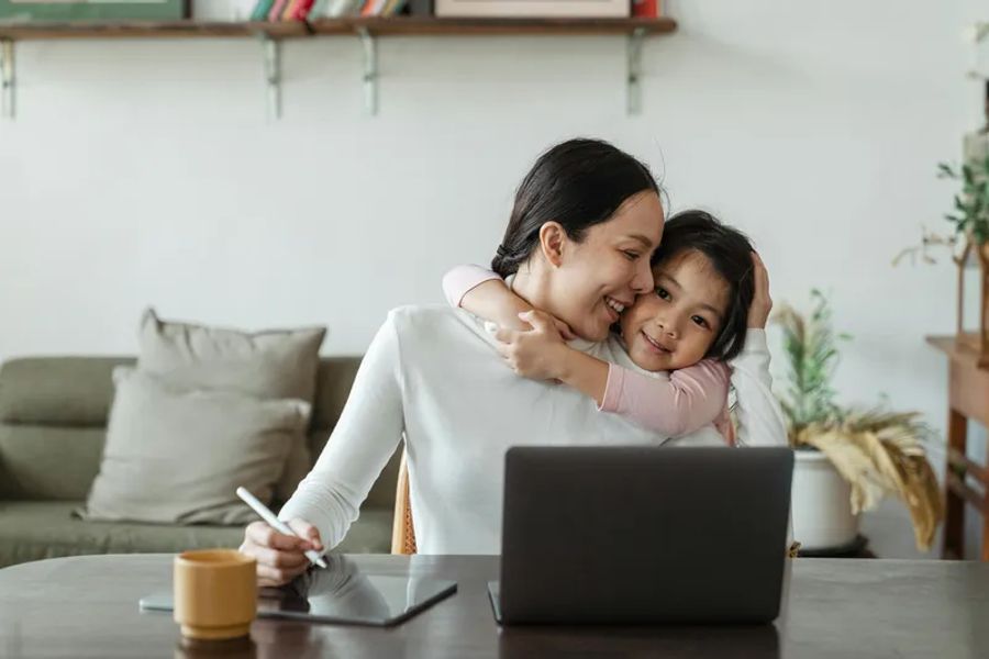 Une maman travel planner qui travaille avec sa fille