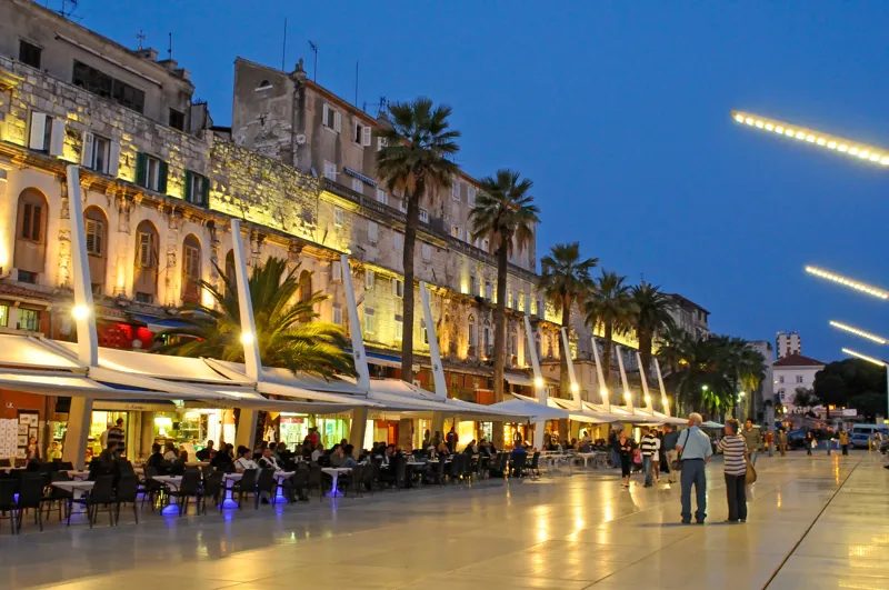 La Promenade Riva à Split la nuit