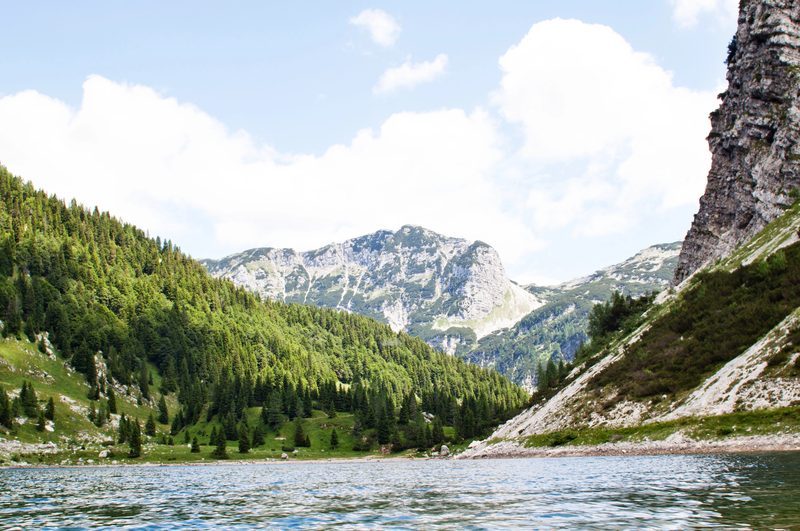 Lac de montagne Krnsko Jezero entouré de forêts et de sommets alpins, Slovénie