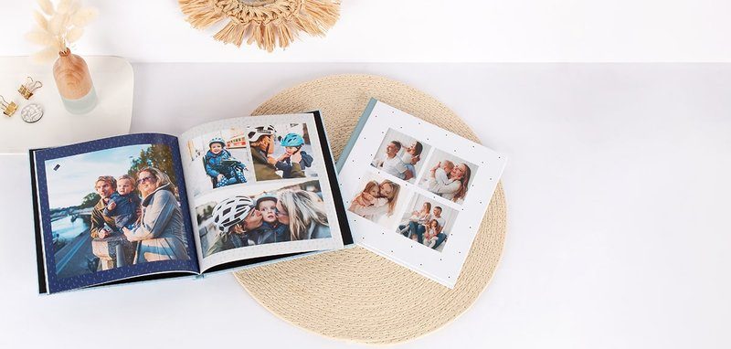 Deux livres photo ouverts sur une table, l