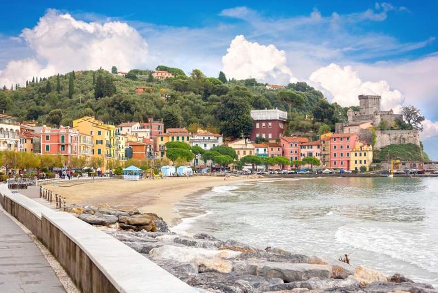 Vue panoramique de la Riviera di Levante avec ses collines verdoyantes et son littoral pittoresque.