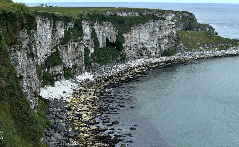 Spectaculaires falaises côtières le long de la côte d