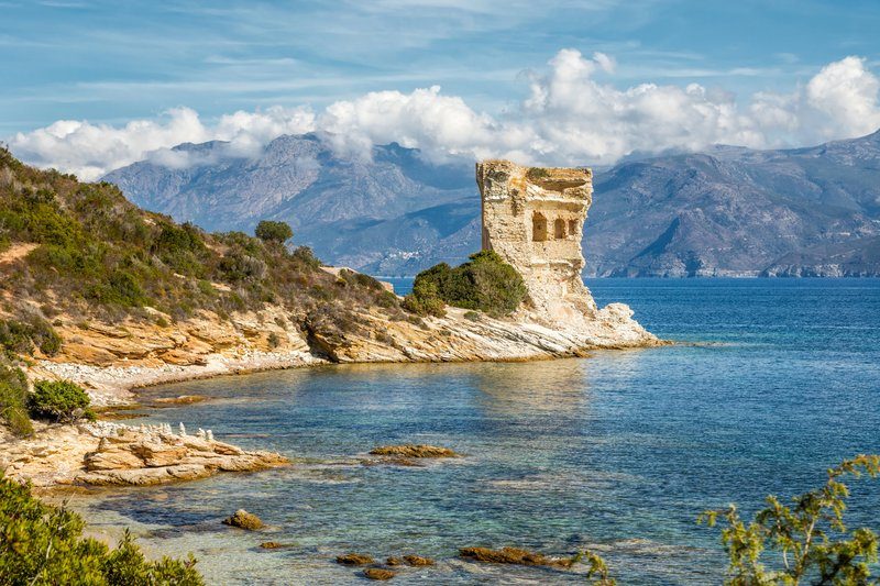 La tour génoise de Mortella en Corse, un vestige historique surplombant la mer.